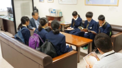 写真:大塚測量部長より説明を受ける生徒達