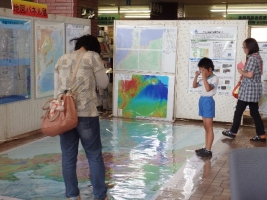 写真：ガリバーになって地図を見る