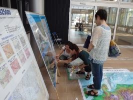写真：友人どうしで思い出を語り合う