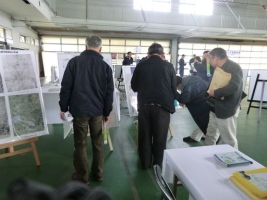 写真：展示した地図に見入る