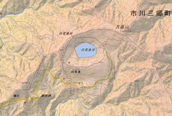 地すべりによって生じた凹地，池の画像