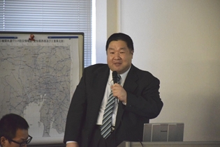 「無人航空機(UAV)の機動力を活かした情報収集とその効果」を説明する大野地図情報技術開発室長