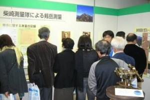 写真：人気を集めた柴崎測量隊