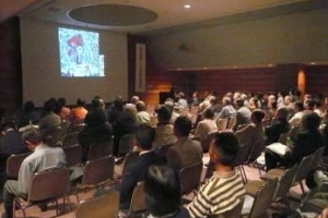 写真：記念講演会（230名参加）