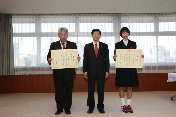 写真:左から沖野英樹さん、石井国土交通大臣、山口愛加さん