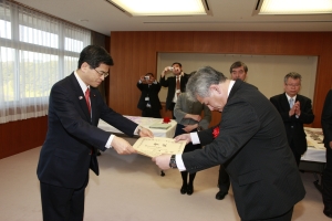 写真:表彰状を受け取る沖野さん