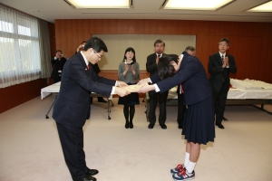 写真:表彰状を受け取る山口さん