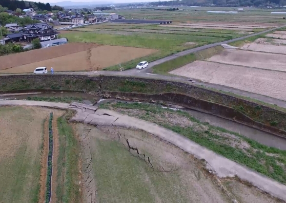 益城町下陳周辺の断層（平成28年4月16日撮影）