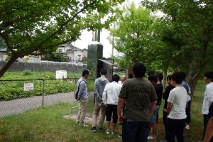 写真：電子基準点「柏崎２」ピラ内部の説明の様子
