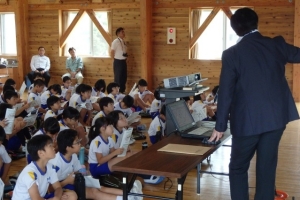 写真：真剣に説明を受けている様子