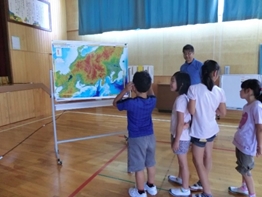 3Dメガネによる立体地図体験