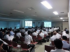 会場にて多くの人が発表を聴いています