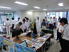 参加企業が最新測量機器を展示しています