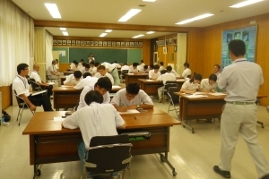 写真：内業（計算作業）