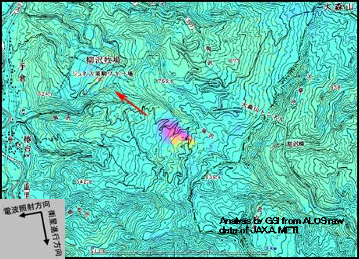SAR干渉画像と地形図の重ね合わせ（干渉縞が出ている部分の傾斜が緩やかになっている）の図