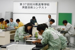 写真：競技の様子（内業）