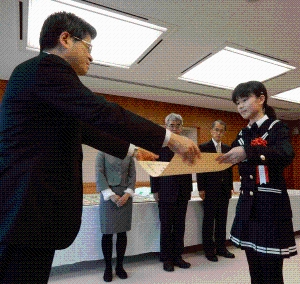 写真:表彰状を受け取る志津野さん