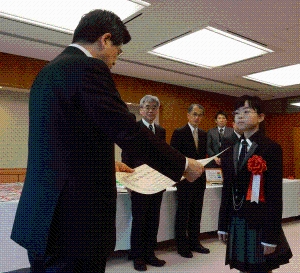 写真:表彰状を受け取る小西さん