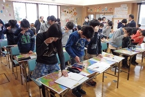 写真：赤青メガネで立体視に挑戦