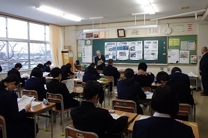 写真：資料を使って地図作成の説明