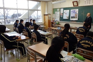 写真：板書もしながら電子基準点の説明
