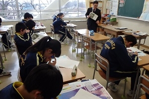 写真：赤青メガネを使って実体視を体験