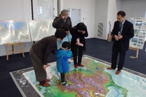 写真：ガリバー地図の床展示