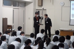 写真：電子基準点の模型による説明