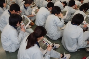 写真：赤青メガネを使って実体視を体験