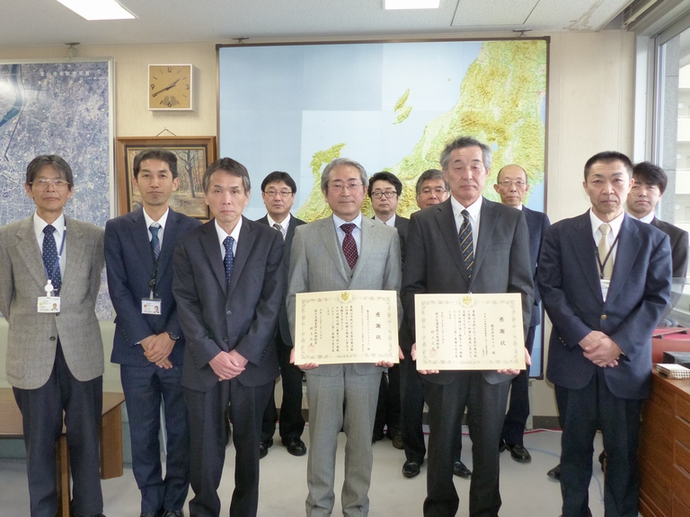 写真：贈呈を受けた2団体（前列右から2人目株式会社オリス　右から3人目株式会社ナカノアイシステム）