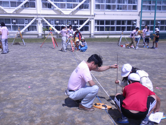写真：トラバース測量に挑戦