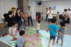 写真：ガリバー地図の床展示