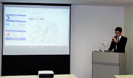 応募者によるプレゼンテーションの写真