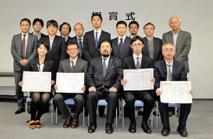 審査委員長と受賞者のみなさまの集合写真