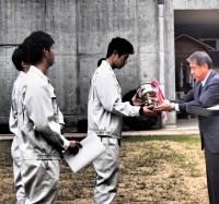 写真:最優秀賞カップ授与の様子