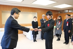 写真:表彰状を受け取る杉江さん