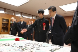 写真:石井国土交通大臣に作品の説明をする杉江さん