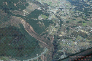 阿蘇大橋周辺の土砂崩れ箇所の斜め写真（熊本県南阿蘇河陽地区）