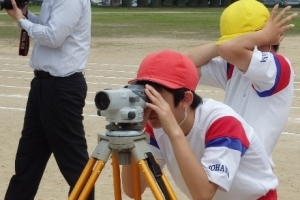 写真：グラウンドでの測量体験学習の様子