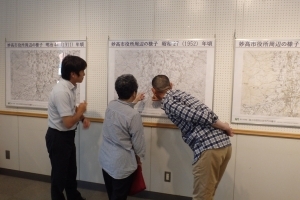 写真：「地図と空中写真で見る妙高市役所の周辺」を見学する様子　その1