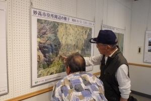 写真：「地図と空中写真で見る妙高市役所の周辺」を見学する様子　その2