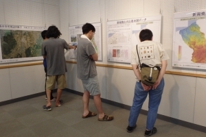 写真：「防災に役立ついろいろな地図」を見学する様子　その1
