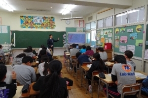 写真：身近にある呉羽山断層の説明