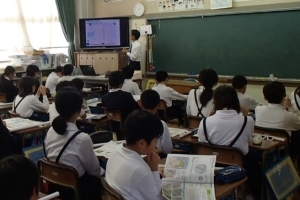 写真：教室において地図や空中写真などの学習その1
