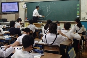 写真：教室において地図や空中写真などの学習その2