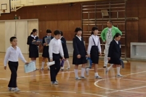 写真：体育館において測量体験学習（歩測体験）