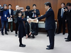 写真:表彰状を受け取る掛作さん