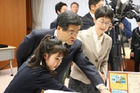 写真:石井国土交通大臣に作品の説明をする掛作さん