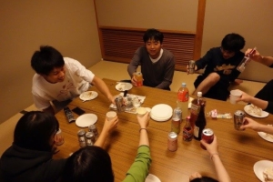 写真4)談話室にて