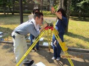 写真2:正確な高さを求めるための測量